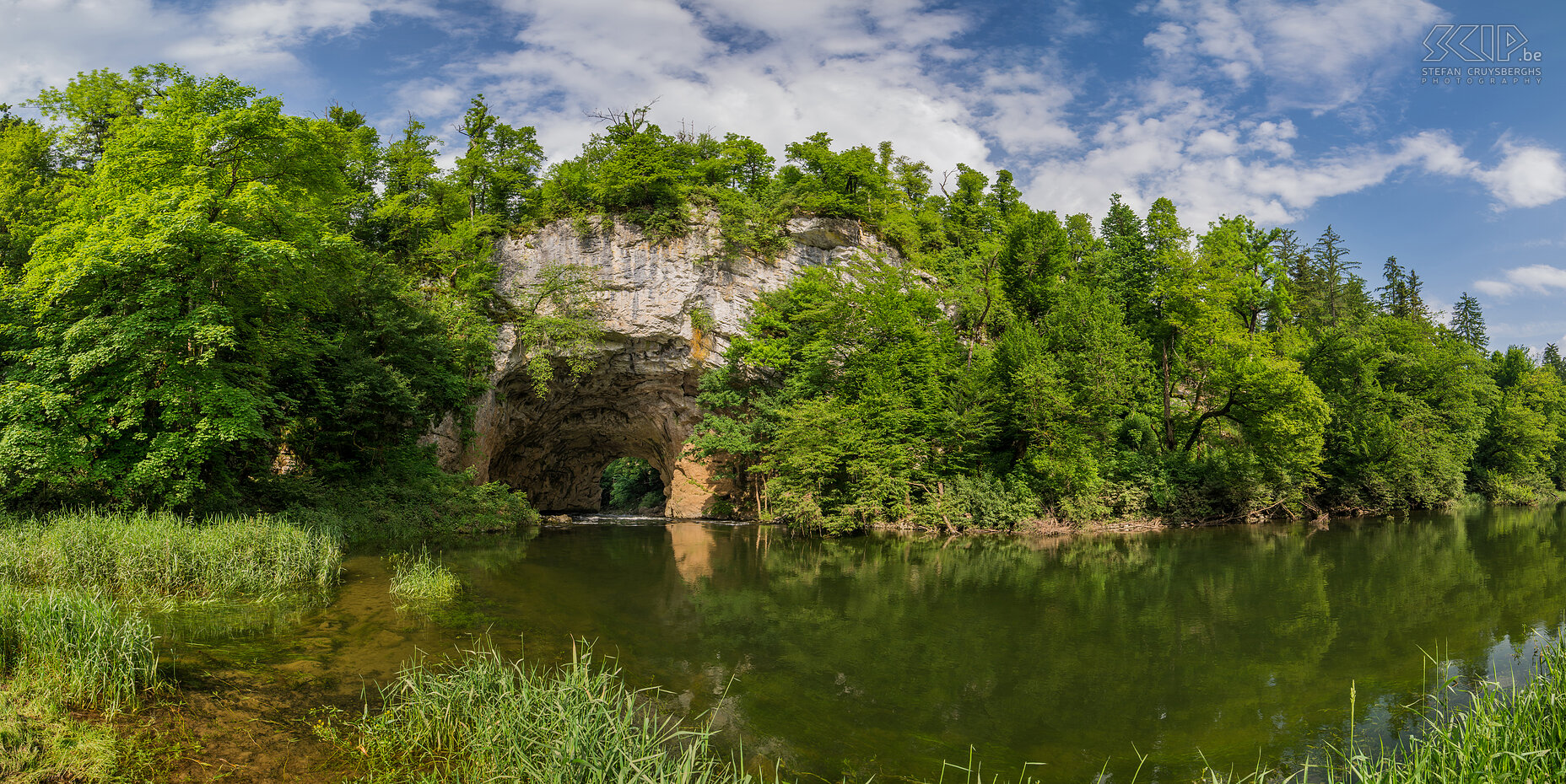 Cerknica - Rakov Škocjan - Natuurlijke brug De grote natuurlijke brug (Veliki naravni most) bij de karstformaties Rakov Škocjan nabij het meer van Cerknica. Stefan Cruysberghs